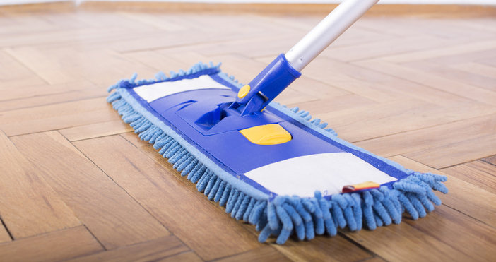 От заети кухни до училищни коридори бърсалките са простият и