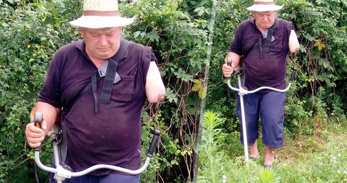 Еднорък мъж е принуден да коси крайпътните канавки в Страхилово, ззащото