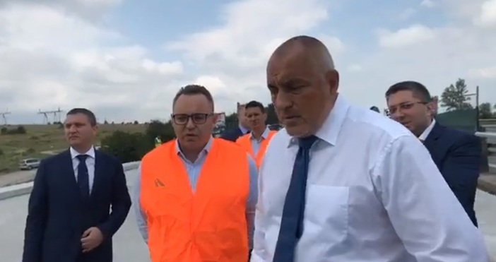 Министър председателят Бойко Борисов пусна поредица от клипове от колата си