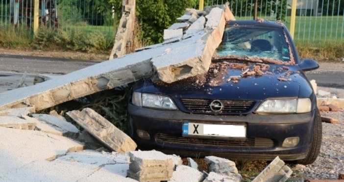 Тухлена стена рухна и затисна лек автомобил Опел Инцидентът е