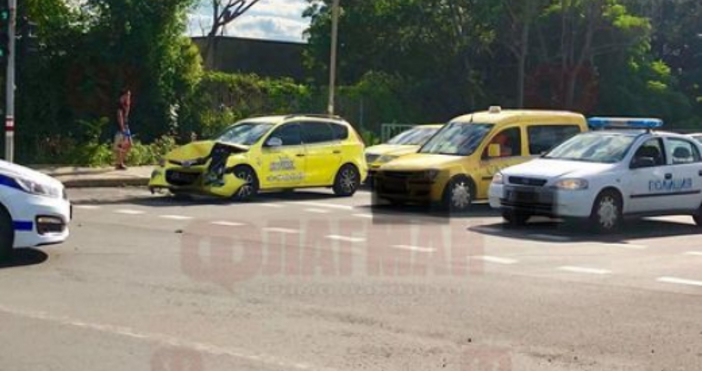 Снимка Флагман Лек автомобил Мерцедес и кола на Бургас такси катастрофираха
