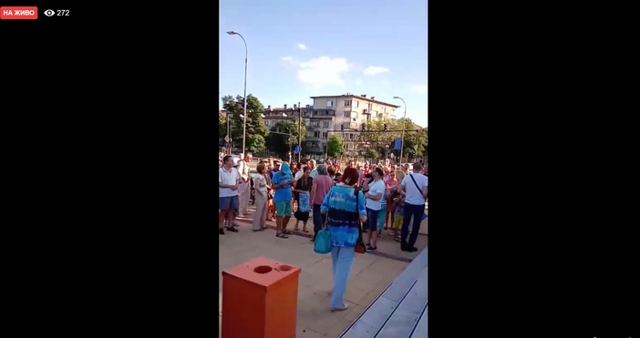 Снимки Петел Започна протестът пред община Варна където хората изразяват публично