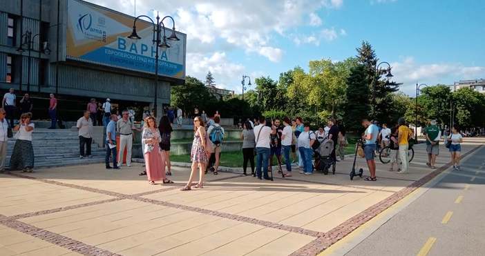 Снимки: ПетелПротестиращи започнаха да се събират пред община Варна, където