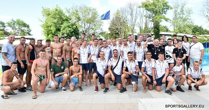 Снимка: Sportsgallery.euОтборът на КПС Варна вдигна шампионската титла за юноши младша