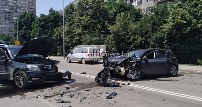 Снимка TrafficNewsЖена пострада тежко при катастрофа в София след като два