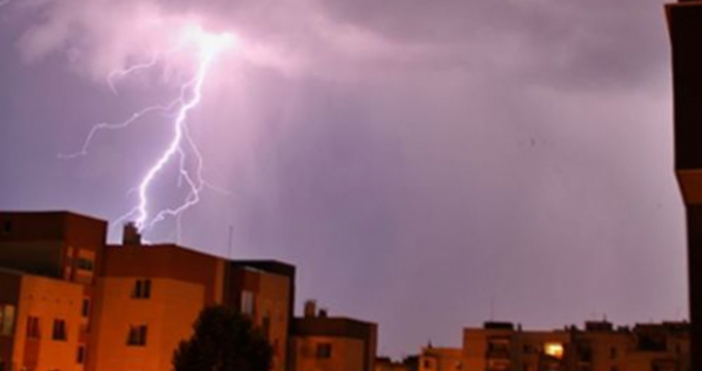 Силни гръмотевични бури в Благоевград и Пловдив снощи  Te бяха придружени и