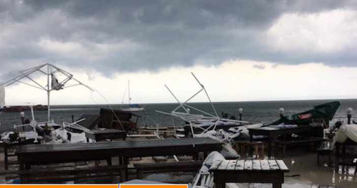Видео фейсбукСилна буря удари каварненското село Българево За кратко край брега се