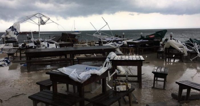Снимка Meteo Balkans Мощна буря се развихри край Българево научи