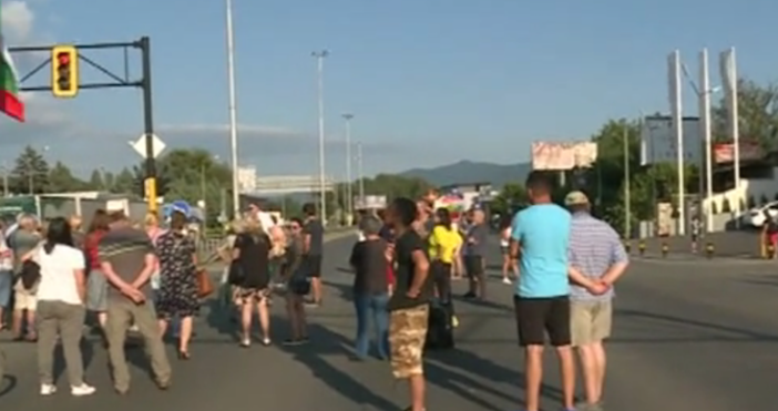 Кадър бТВСтоличани излязоха на протест заради проекти на общината Жители от