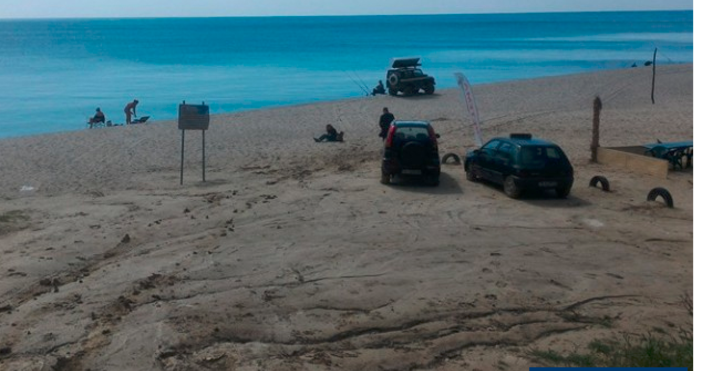 Нова снимка на която се вижда паркиран на плажа джип