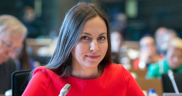 Евродепутатът от ГЕРБ ЕНП Ева Майдел коментира пред репортер на Novini bg