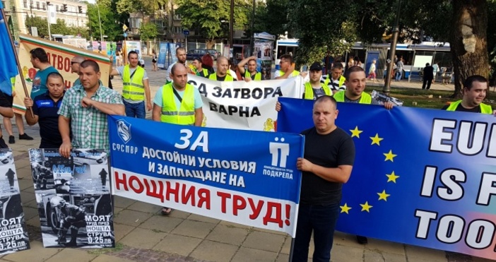 Източник и снимки БулфотоСлужители на МВР във Варна излязоха на протест до