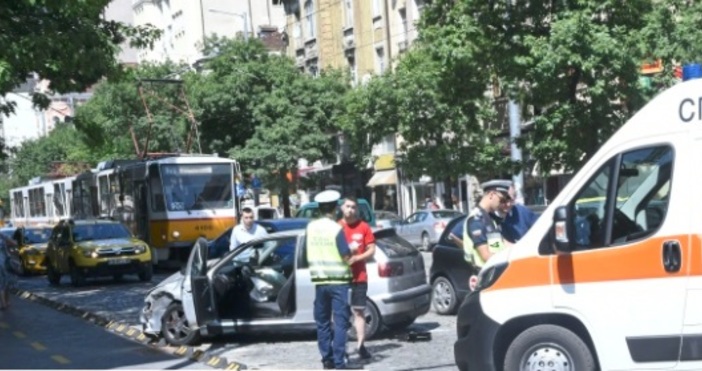 Снимки БулфотоЛинейка и лек автомобил Сеат катастрофираха на кръстовището на столичните