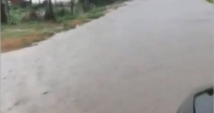 Поройни дъждове и наводнени къщи в Бургаско В следобедните часове