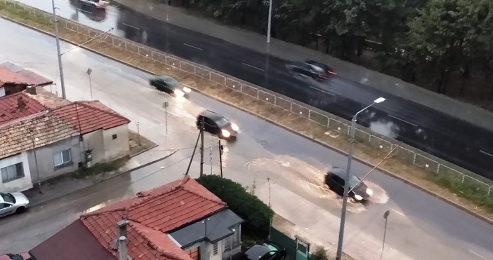 снимки Бисера ИлиеваПоредният проливен дъжд във Варна доведе до запушването