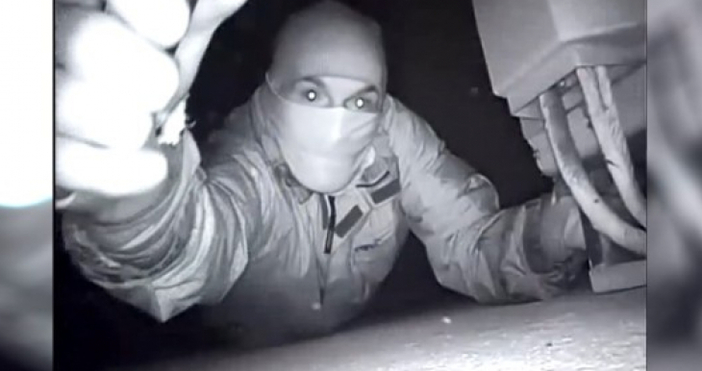 Кадри показват как обирджии посягат на охранителна камера предаде Нова