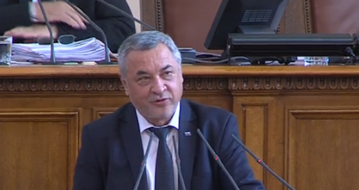 Валери Симеонов лидер на НФСБ коментира от парламентарната трибуна на