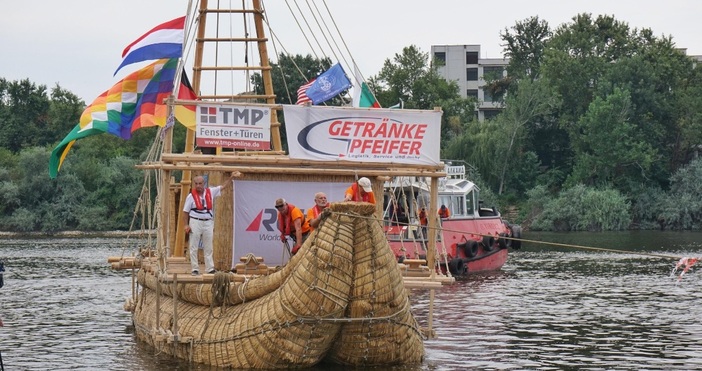 снимки Булфото14 метровата тръстикова лодка която се строи от края на