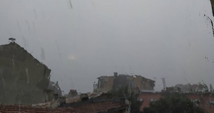 Бурята която помете страната в момента минава и през Варна  рекламаНебето
