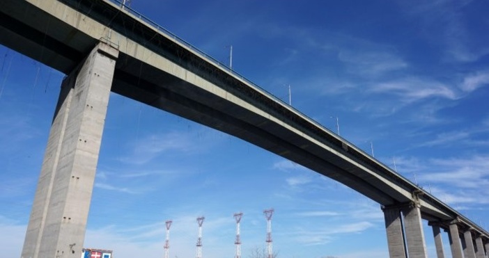 Снимка БулфотоМъж е скочил от Аспарухов мост и е загинал