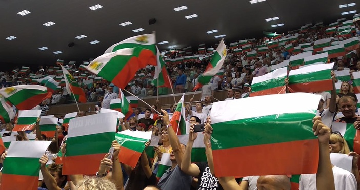 Страхотна подкрепа за волейболните ни национали във Варна.Препълнената зала Конгресна