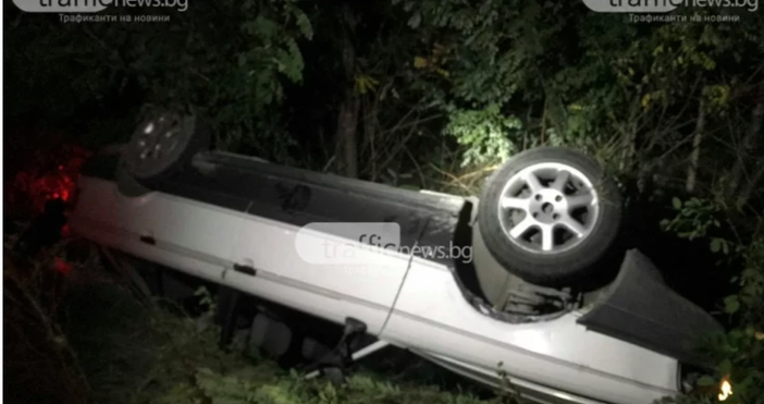 Снимки  Trafficnews bgАвтомобил се е обърнал снощи по таван на пътя между