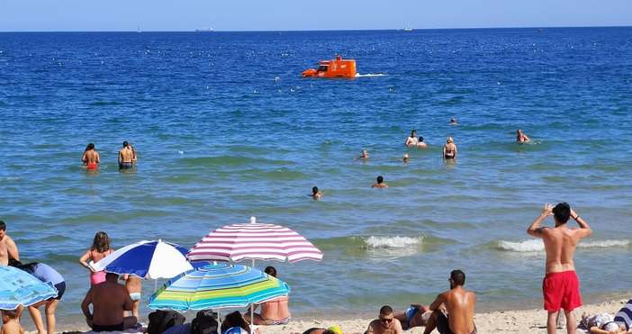 Снимка читателНа невероятно зрелище се насладиха плажуващите на морския бряг
