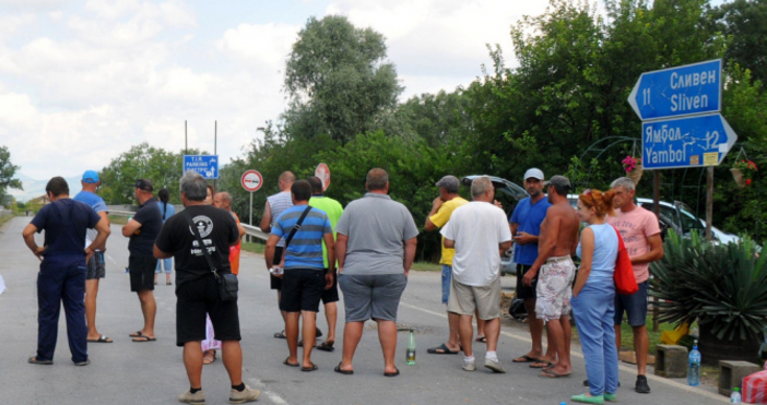 Снимка: БулфотоПротестиращите край село Крушаре, които 11 ден блокират пътя