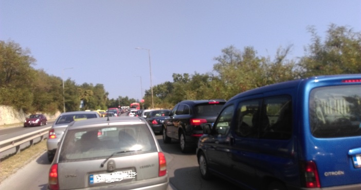Интензивен е трафикът за леки автомобили на границите със Сърбия,