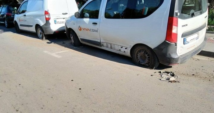 Снимка фейсбук Забелязано в РазградВандали напукаха гумите на два служебни автомобила