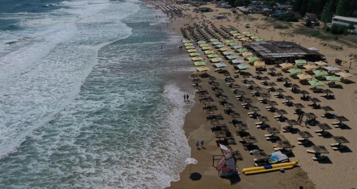 Огромни двуметрови вълни заляха плажовете на Смокиня и Каваци край
