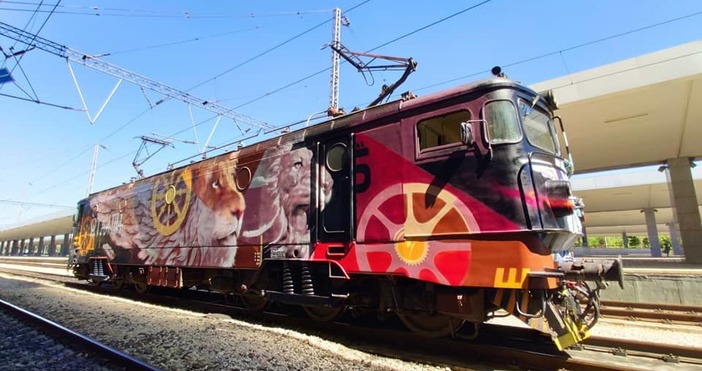Уникален изцяло изрисуван локомотив мина през Варна. Машината пътува преди няколко