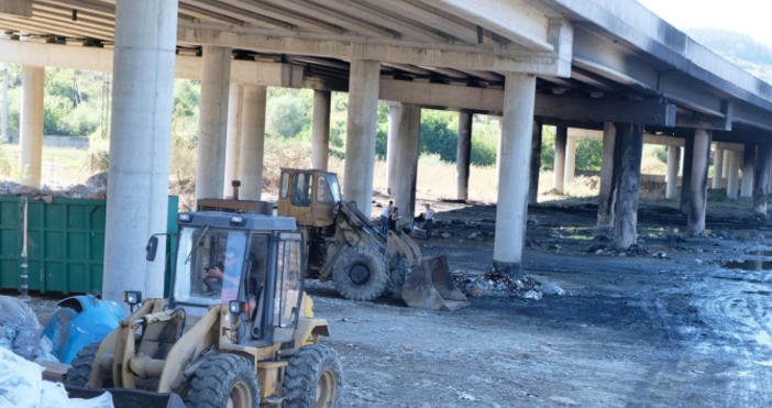 Снимка БулфотоАвтомагистрала Струма остава затворена поне 2-3 седмици след пожара на