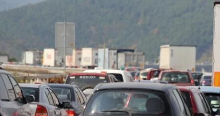 13 километрова е станала колоната от автомобили на пътя Дупница – Благоевград За