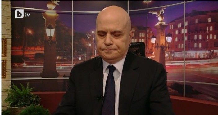 СтандартПо професия тя е рентгенов лаборантСлави Трифонов кани роднини и