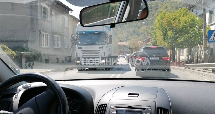 Кошмарен трафик по границите Километрични колони от автомобили и камиони
