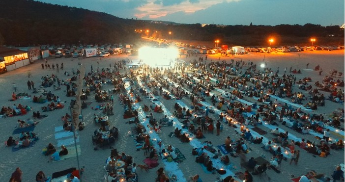 За пета поредна година Най дългата вечеря на плажа събира стотици