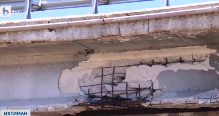 кадър bTVПарче бетон падна върху кола от мостово съоръжение на