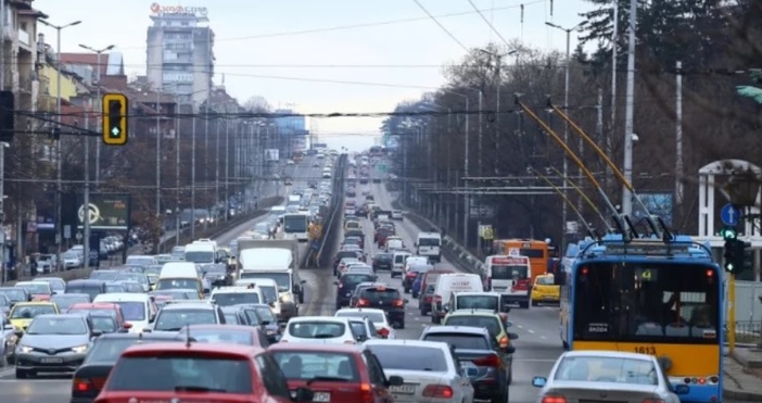 Снимка БлицНатоварен е трафикът в столицата на изходите на града  Това