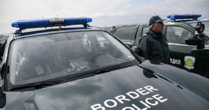 Снимка БулфотоДжип на Гранична полиция се е преобърнал по време