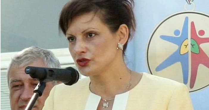 Мая Манолова има сериозна политическа биография, успява да облече в