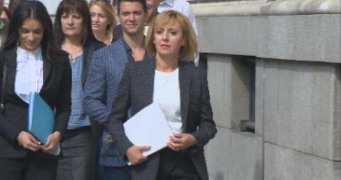 Мая Манолова подаде документи за регистрация за кметските избори в