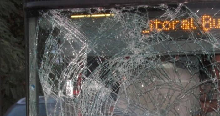 Снимка Булфото51 годишен мъж внезапно е изскочил пред двуетажен автобус превозващ румънски туристи