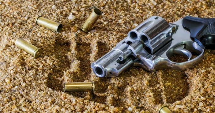 Снимка pixabayНезаконен пистолет и патрони са иззети при проверка на два имота