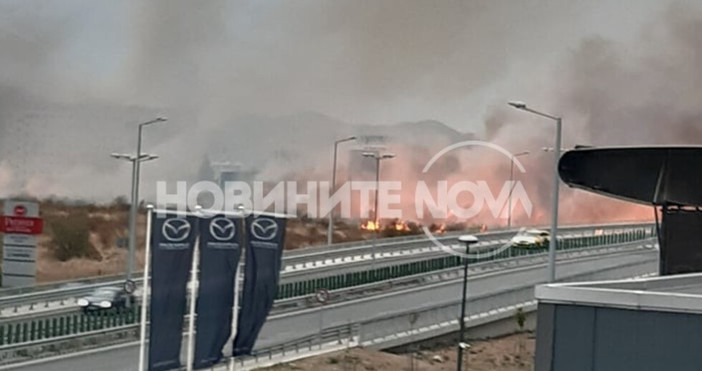 Голям пожар пламна близо до летище София. Горят сухи треви