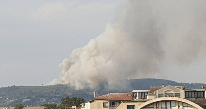 Голям пожар гори край Варна в момента реклама Огромни кълба дим се