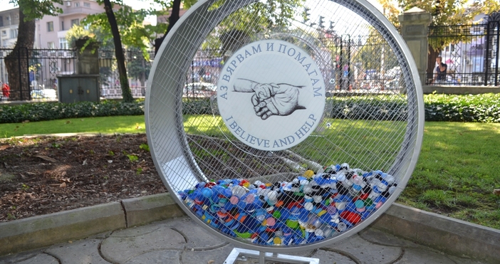 В подкрепа на благотворителна кампания за събиране на пластмасови капачки