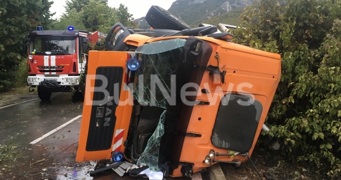 Снимки: BulNews.bgТежка катастрофа е станала тази сутрин във Враца, видя първо