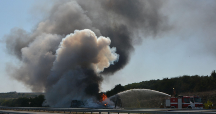 Снимка БулфотоКола се запали на магистрала Тракия в района на