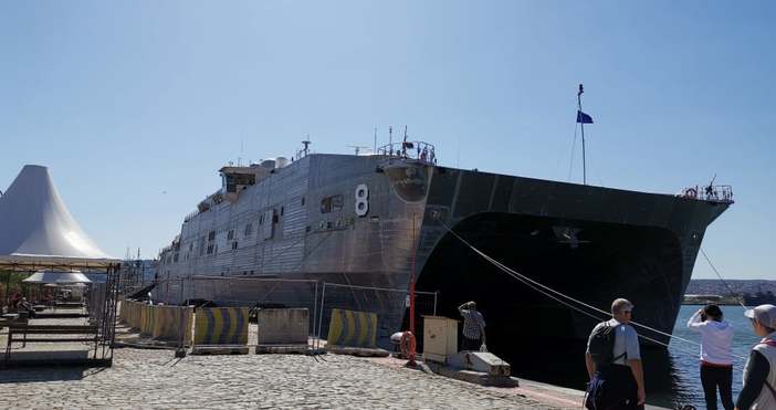 Снимки Петел От вчера на посещение във Варна е транспортният кораб